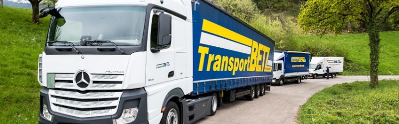 Auflieger und noch 2 andere Farhzeuge