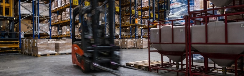 Staplerverkehr in der Halle