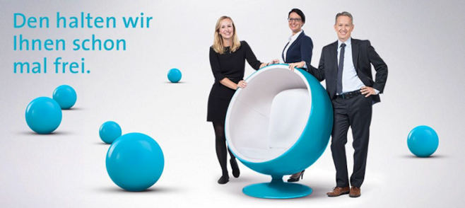 Menschen mit Sesseln