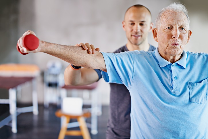 Sport Jobs - Physiotherapeut betreut älteren Mann