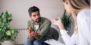 Verzweifelter Mitarbeiter im Personalgespräch