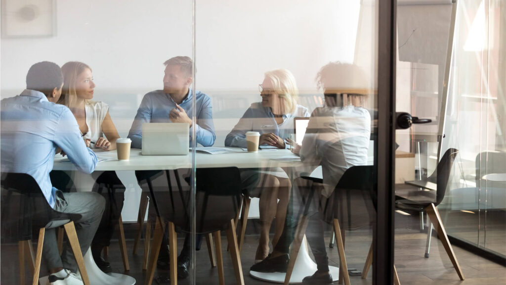 Kommunikation mit Mitarbeiter*innen über Shared Desk Policy