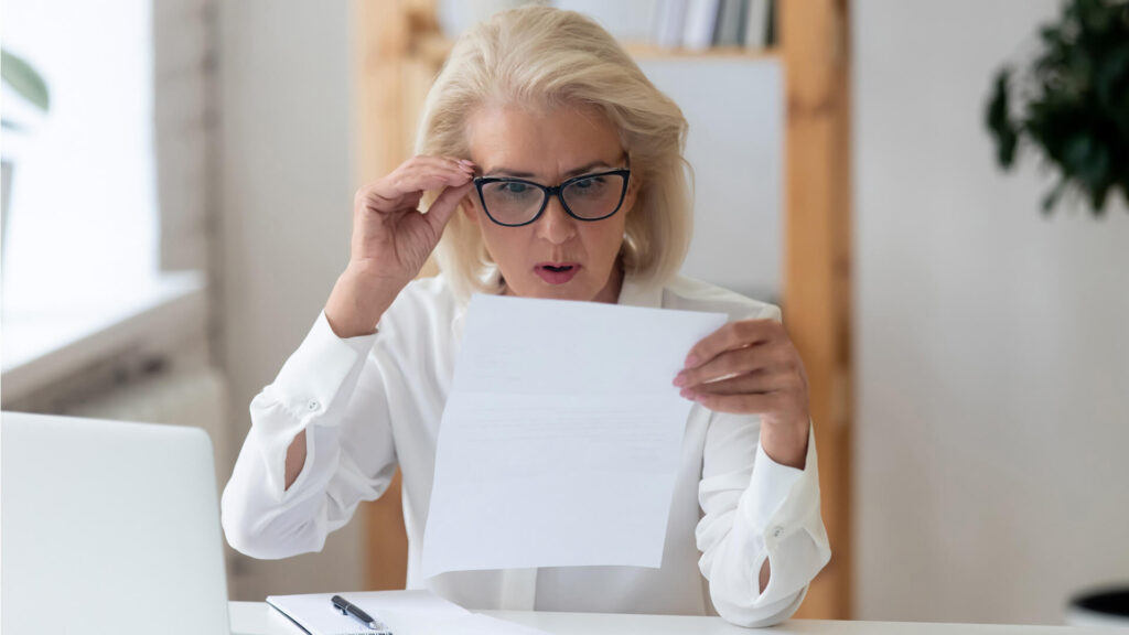 Frau kennt Gehalt von Mitarbeitern