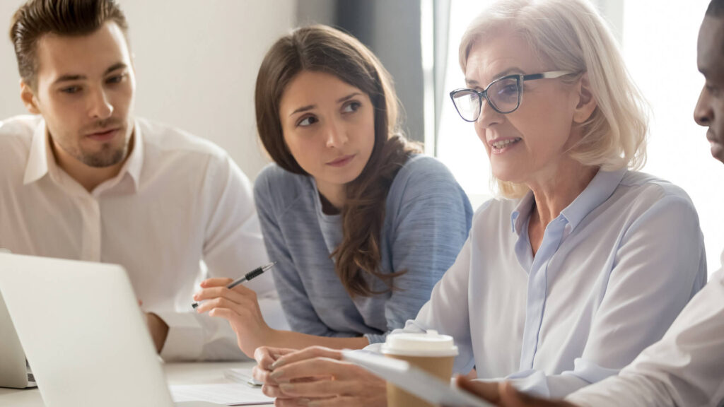 Ältere Mitarbeiterin Teamarbeit