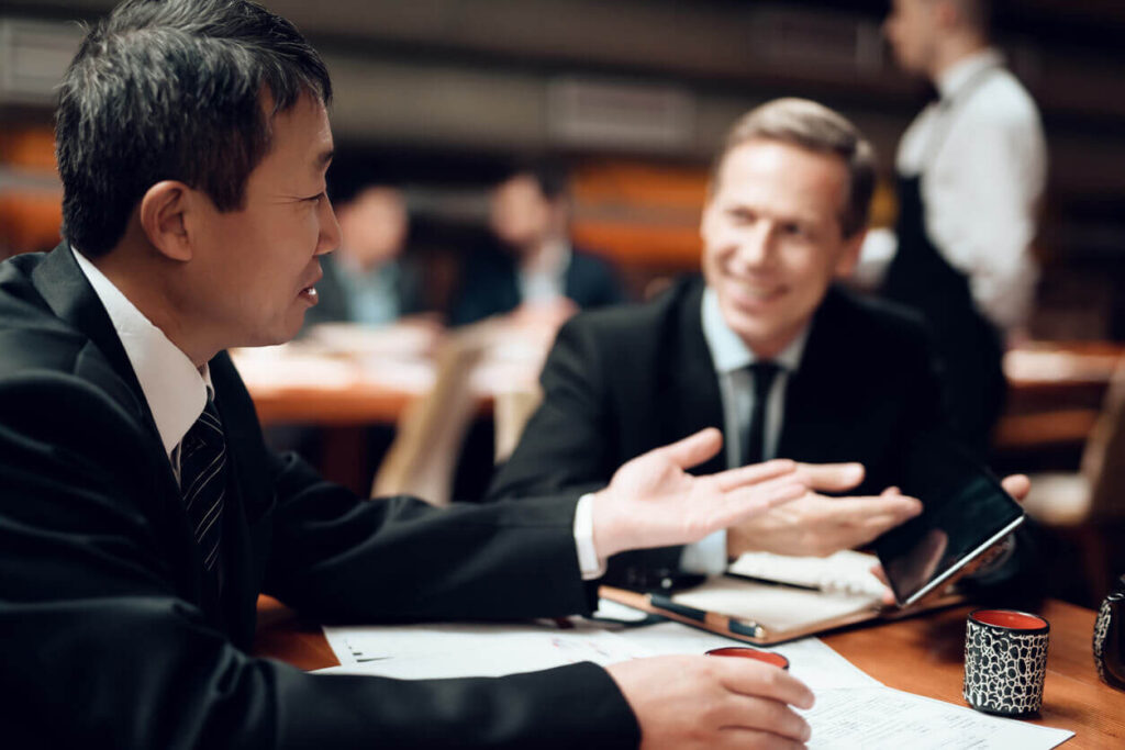 Treffen mit chinesischen Geschäftsleuten im Restaurant