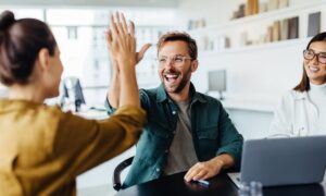 Motivierte Mitarbeiter geben sich High Five