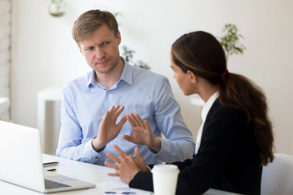 Mitarbeiter diskutieren über Stellentitel