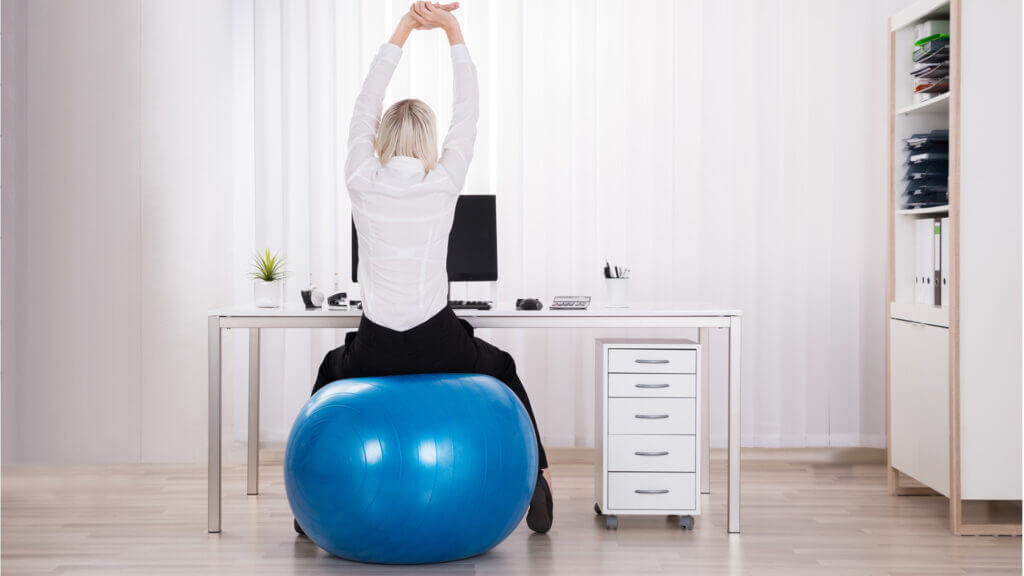 richtige Sitzposition im Homeoffice Gymnastikball