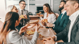 gemeinsame Mittagessen und Kaffeepausen fördern Produktivität