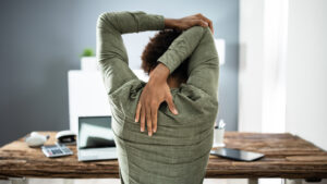 6 Übungen Büro-Yoga direkt am Schreibtisch