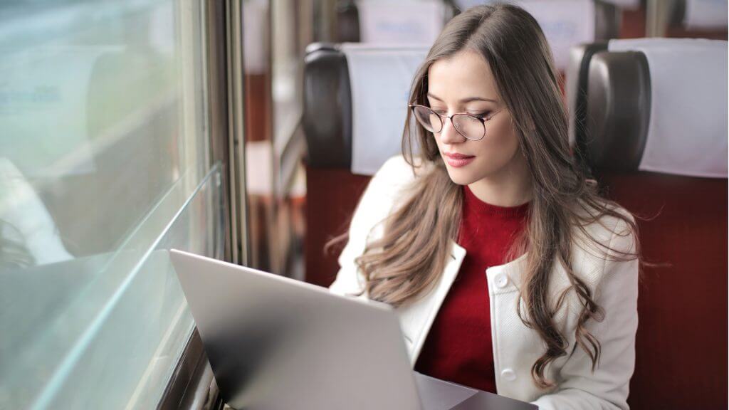 Das regelmäßige Arbeiten unterwegs am Laptop kann zu Verspannungen führen.