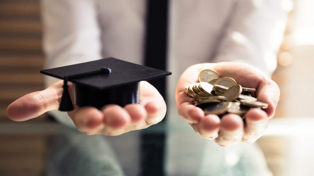 Hochschulabsolventen verdienen im Westen mehr