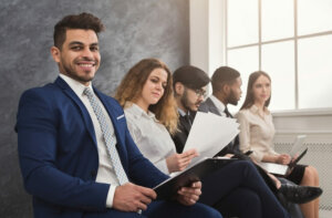 Kandidaten sitzen und warten auf Vorstellungsgespräch