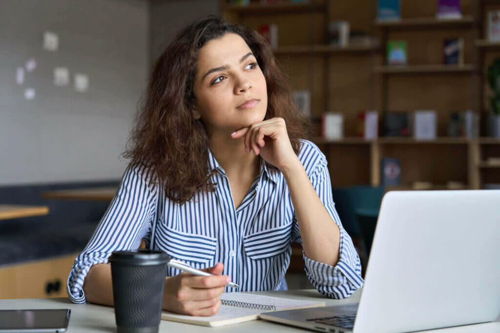 Arbeitgeberbewertungen-Nachdenkliche Frau