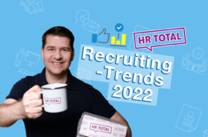 HR Total Recruiting Trends 2022, Christoph Athanas hält die HR-Total-Tasse in der Hand