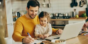 Teilzeitarbeit-Vater im Homeoffice