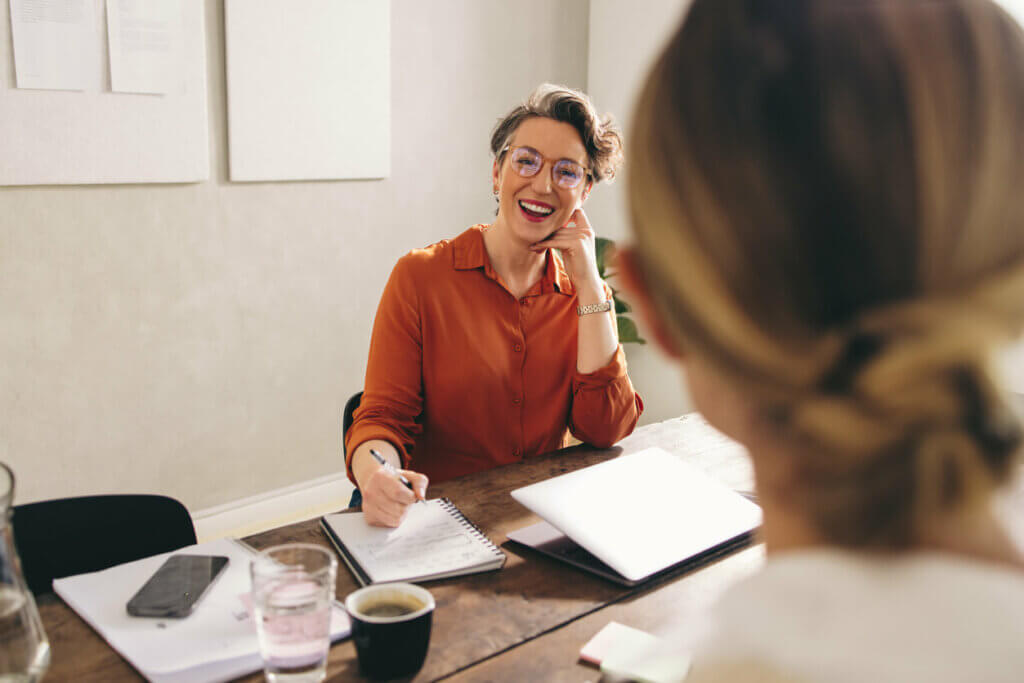 Vorstellungsgespräch Arbeitgeber-Personalerin im Bewerbungsgespräch mit Frau