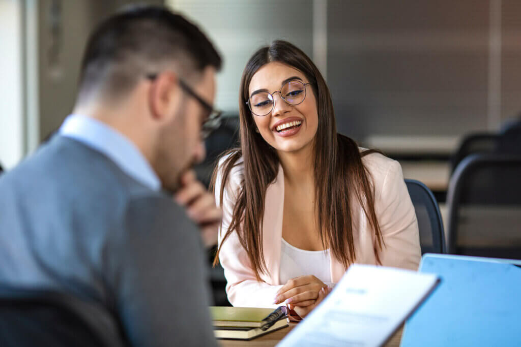 Interview Experience- Bewerbrin im Vorstellungsgespräch glücklich