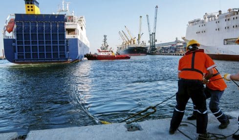 Festmacher helfen Seeschiffen beim Anlegen