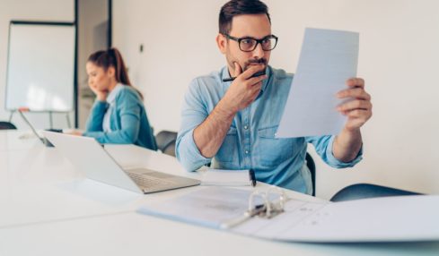 Personaler liest Gehaltsvorstellung in Bewerbung