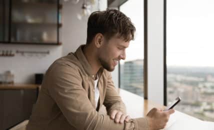 Mann freut sich auf Telefoninterview