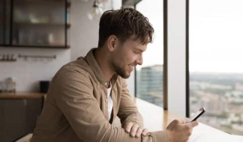 Mann freut sich auf Telefoninterview