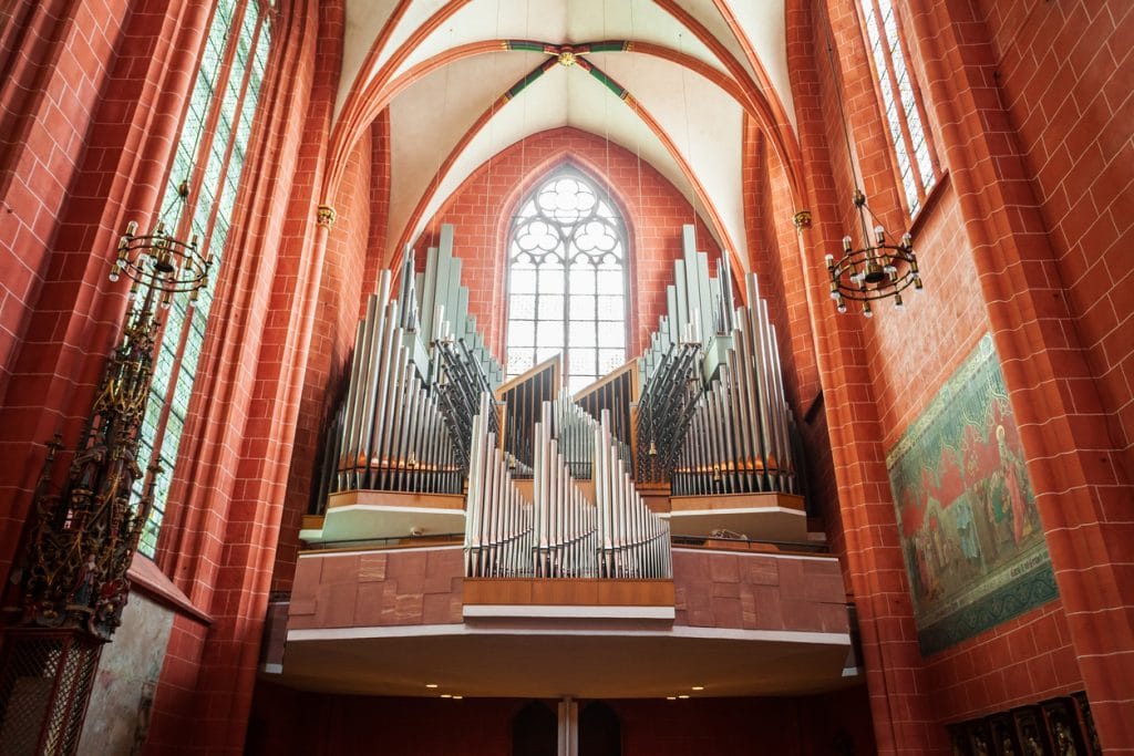Ein Orgelbauer sieht viele schöne Instrumente.