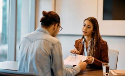 Frau bei Bewerbung ohne Zeugnis