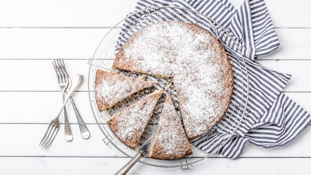 Neue Kollegen mit Kuchen begrüßen