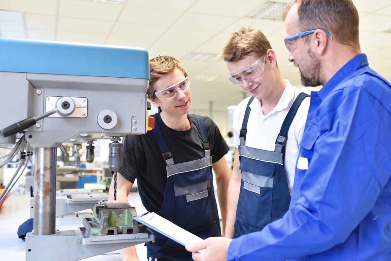 Werkzeugmechaniker Bohren und Fräsen careeasy Dein Karrieremagazin