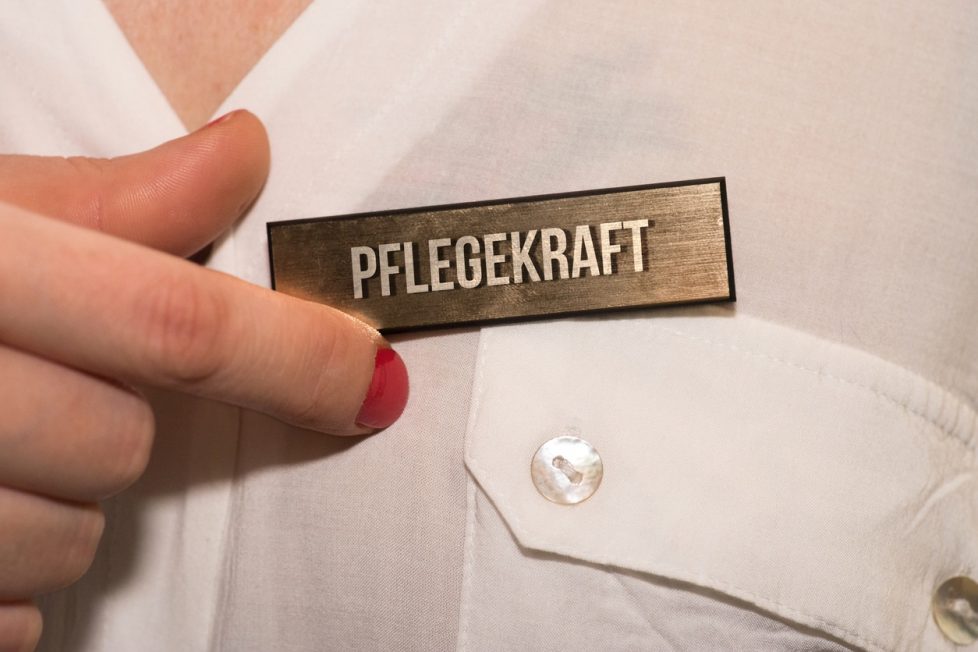 Pflege; Berufsbild; Namensschild Pflegekraft