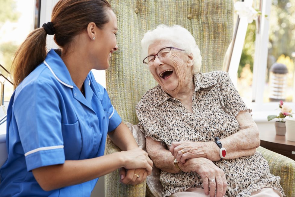 Pflege; Berufsbild; Altenpflegerin im Gespräch mit Seniorin