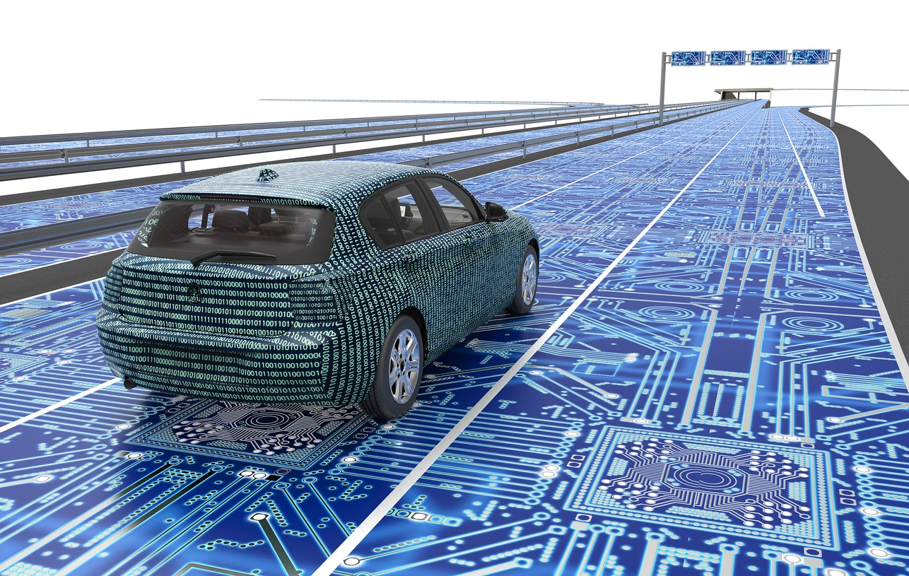 Elektrotechniker autonom fahrendes Auto auf Platine