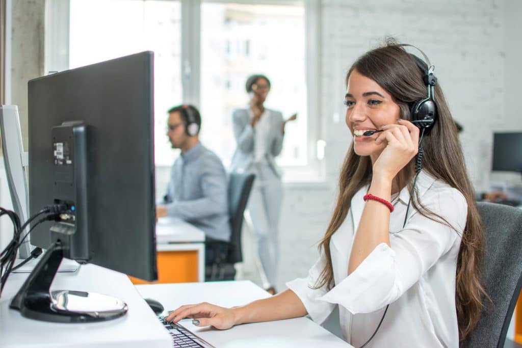 Vertrieb Junge Frau mit Headset