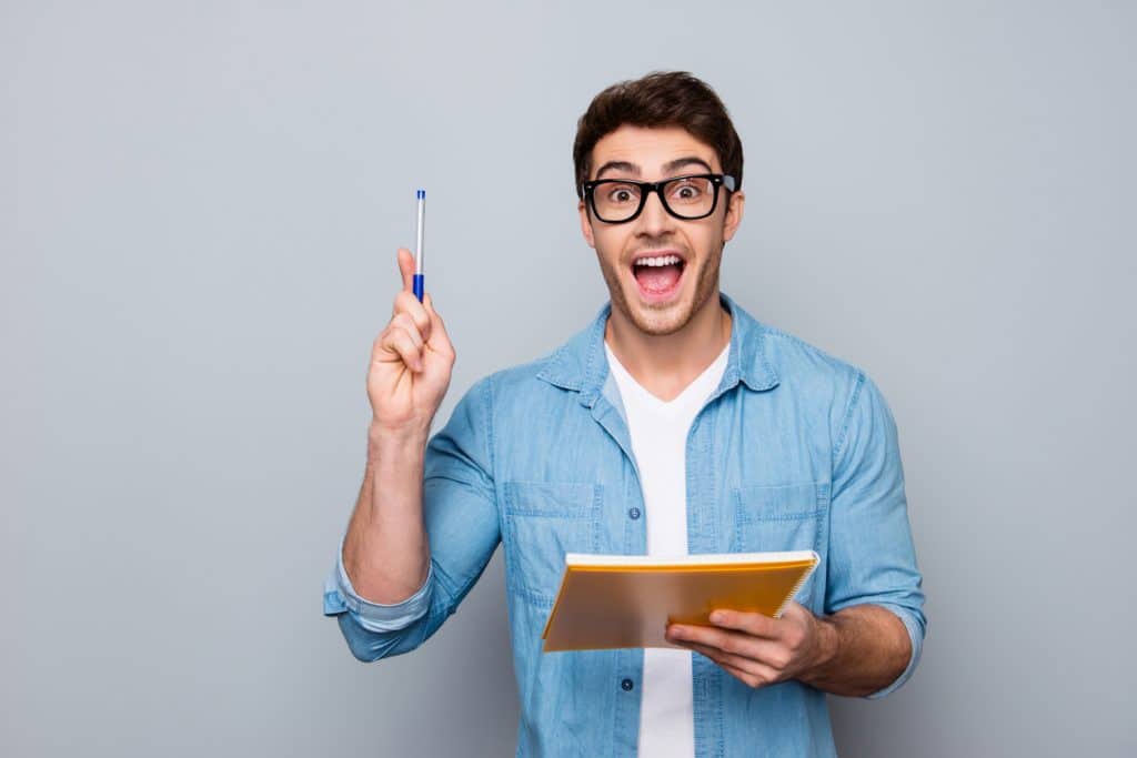 Vertrieb Mann mit Block und erhobenem Stift in der Hand