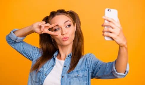 Junge Influencerin posiert für Selfie