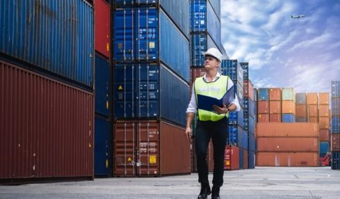 Ein Zollbeamter im mittleren Dienst überprüft Container