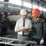 Ein Beamter im mittleren technischen Dienst bei der Überprüfung eines Betriebs.