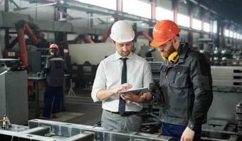 Ein Beamter im mittleren technischen Dienst bei der Überprüfung eines Betriebs.