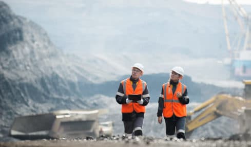 2 Bergbautechnologen (rechts: weiblich, links: männlich) während der Arbeit.