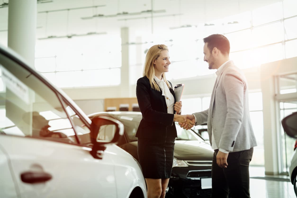 Automobilkauffrau im Kundenkontakt