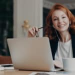 Junge Karriereinteressierte verfolgt Webinar bzw. Fortbildung am Laptop