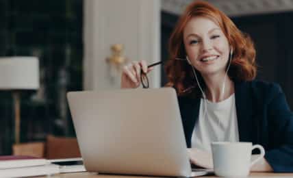 Junge Karriereinteressierte verfolgt Webinar bzw. Fortbildung am Laptop