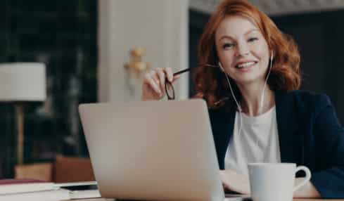 Junge Karriereinteressierte verfolgt Webinar bzw. Fortbildung am Laptop
