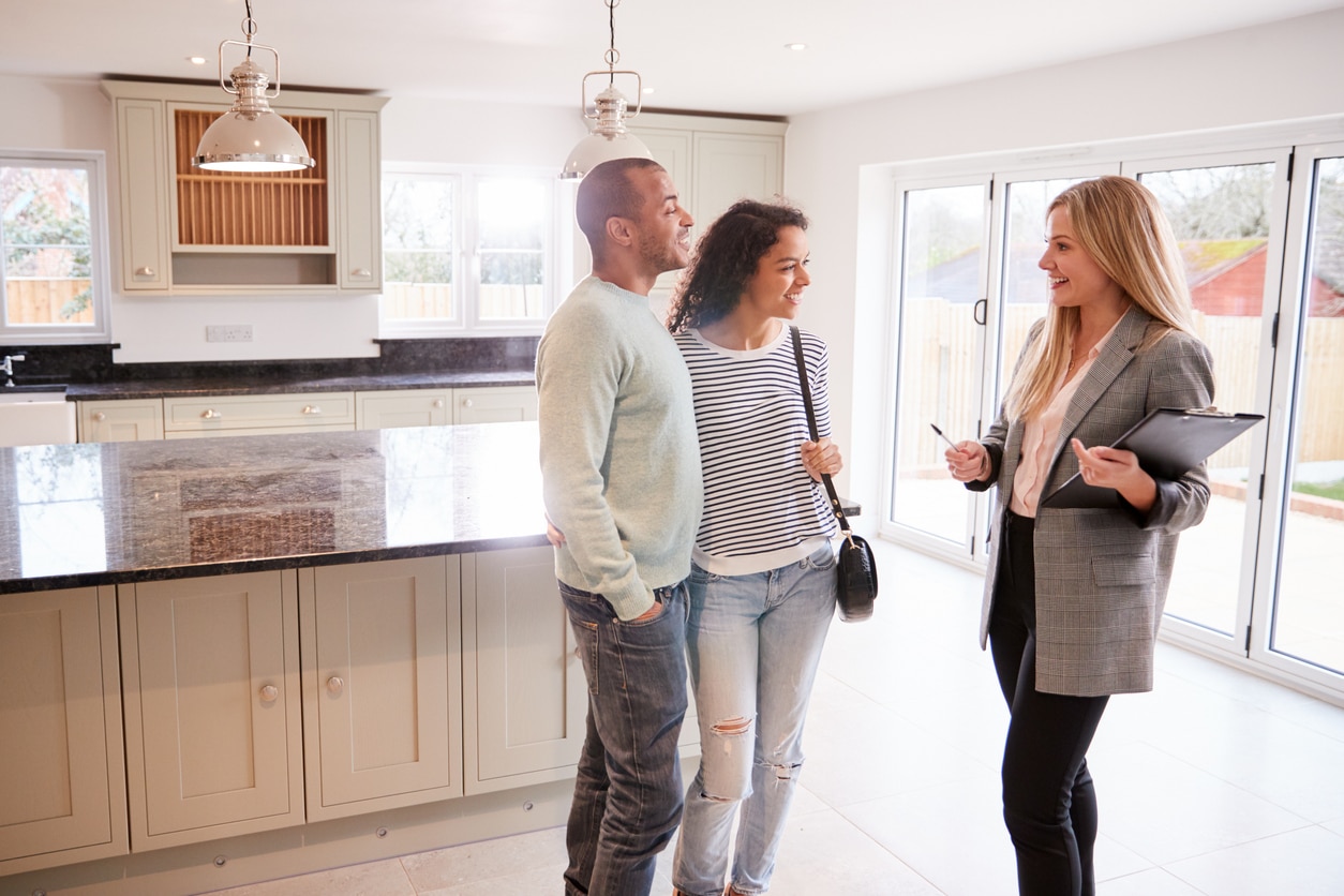 Immobilienkauffrau mit Interessenten