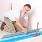 Ausbildung Bodenleger verlegt Laminat