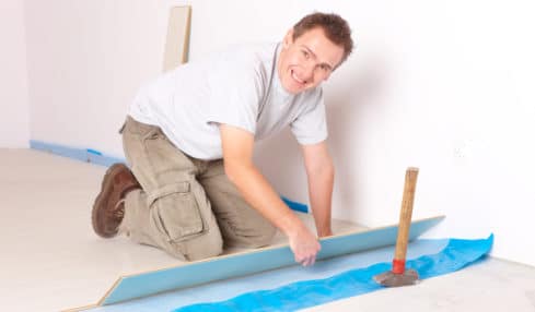 Ausbildung Bodenleger verlegt Laminat