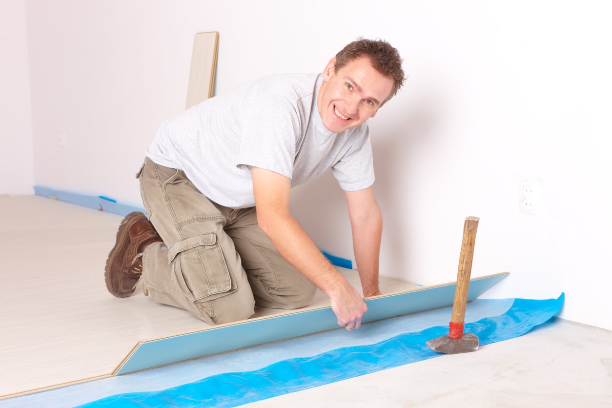 Bodenleger verlegt Laminat