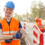 Ein lächelnder Azubi in der Straßenbauer Ausbildung