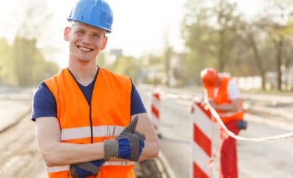 Ein lächelnder Azubi in der Straßenbauer Ausbildung